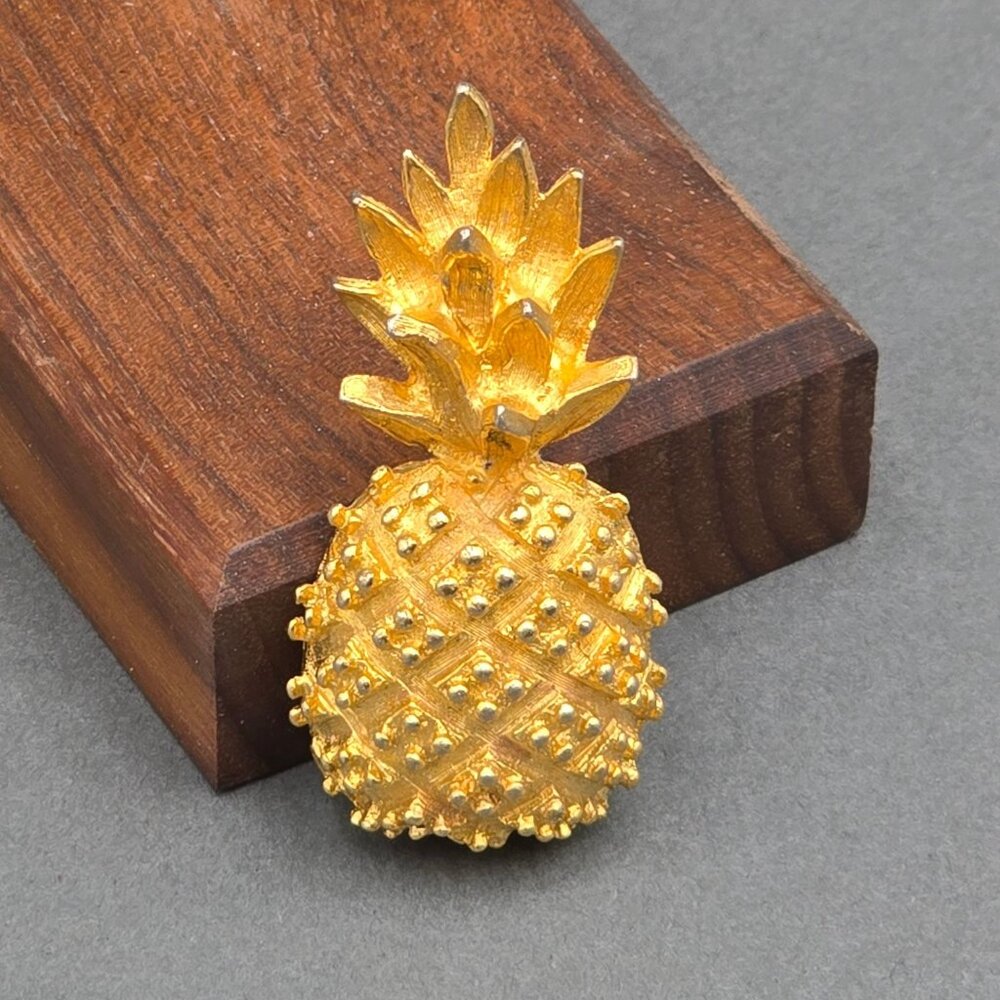 VTG Gold Tone Pineapple Brooch Pin 2" Textured Details Success Hospitality - Picture 5 of 5